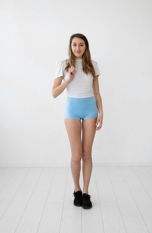 Hellblaue Hotpants mit hoher Taille